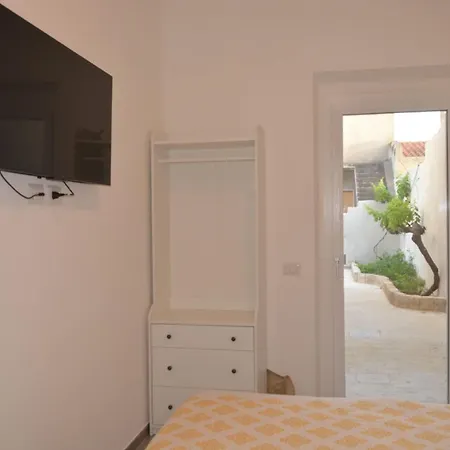 Sant Antioco Yellow Apartment With 2 Way Air Con בית הארחה *