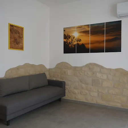 Sant Antioco Yellow Apartment With 2 Way Air Con בית הארחה *