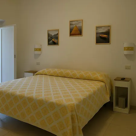 Sant Antioco Yellow Apartment With 2 Way Air Con בית הארחה