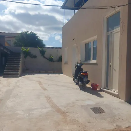 Sant Antioco Yellow Apartment With 2 Way Air Con בית הארחה SantʼAntìoco