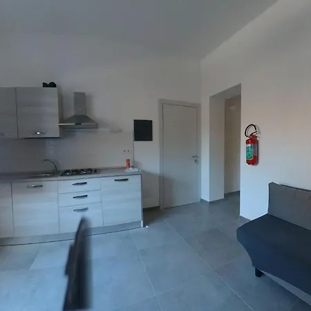 Sant Antioco Yellow Apartment With 2 Way Air Con בית הארחה